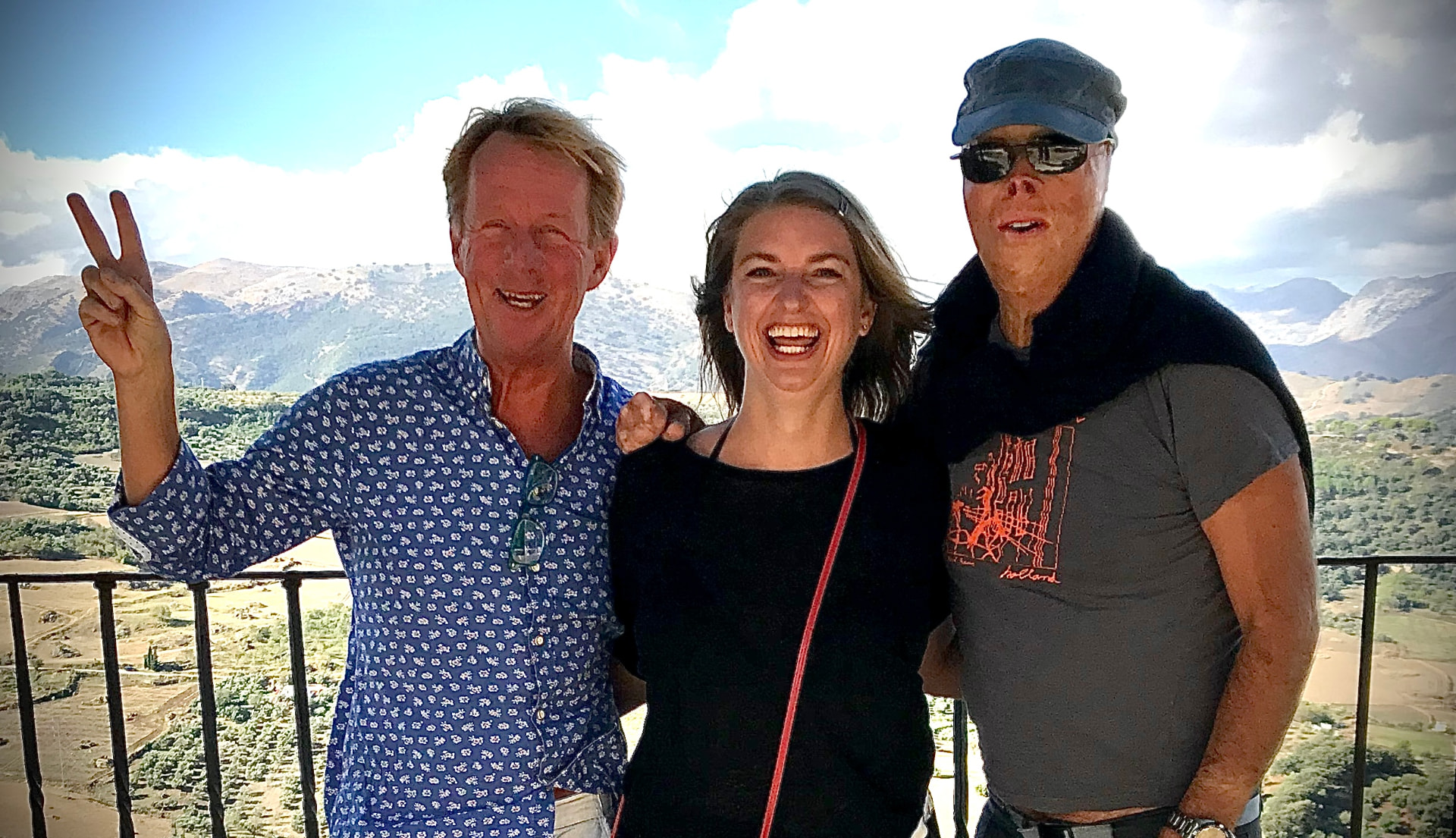 Björn Natthiko Lindeblad, Annika Telléus och Lasse Brandmannen Gustavson tillsammans framför ett bergslandskap