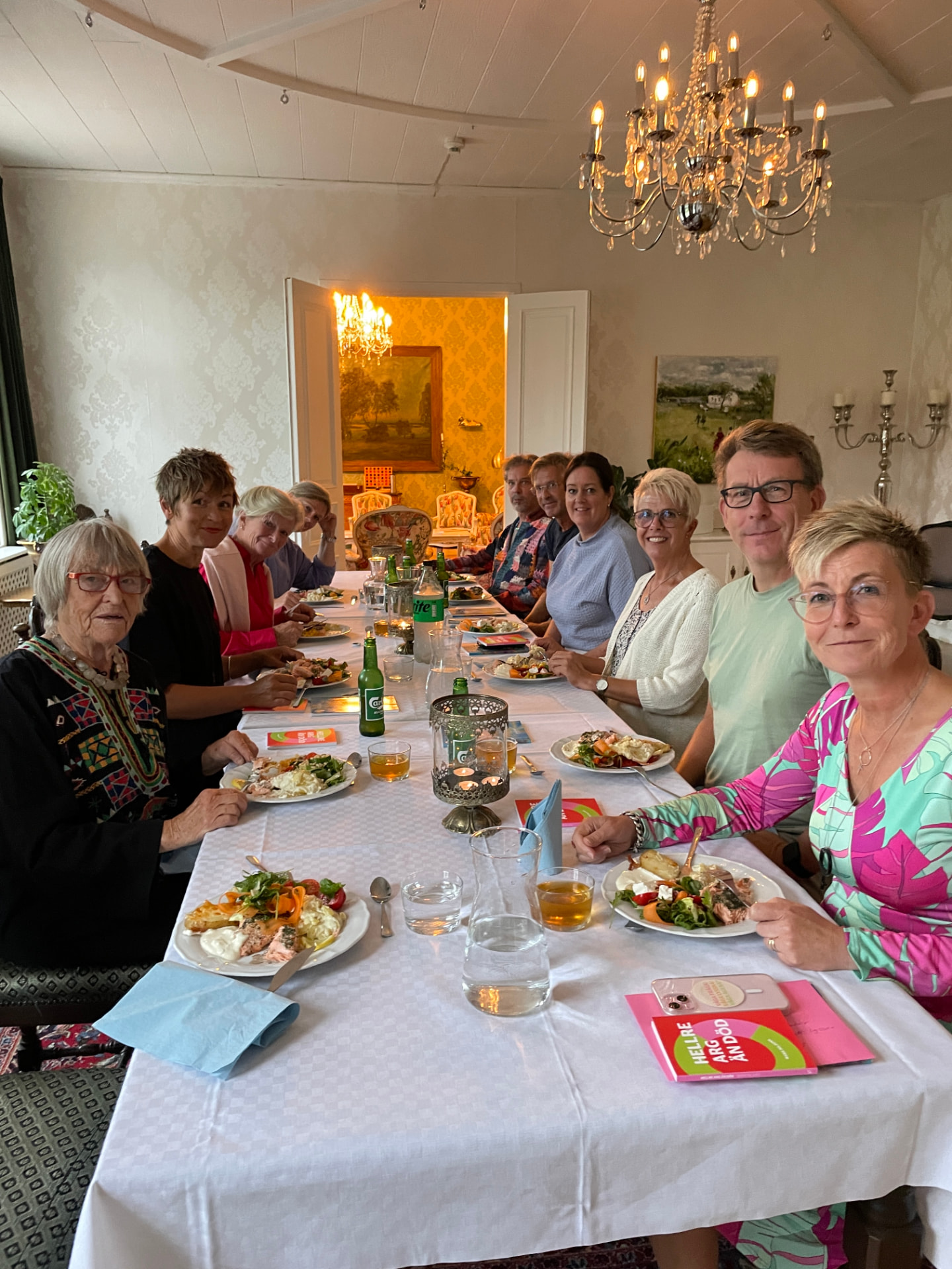 Annika Telléus och tidigare poddgäster samlade runt ett långbord i Älvkarleby