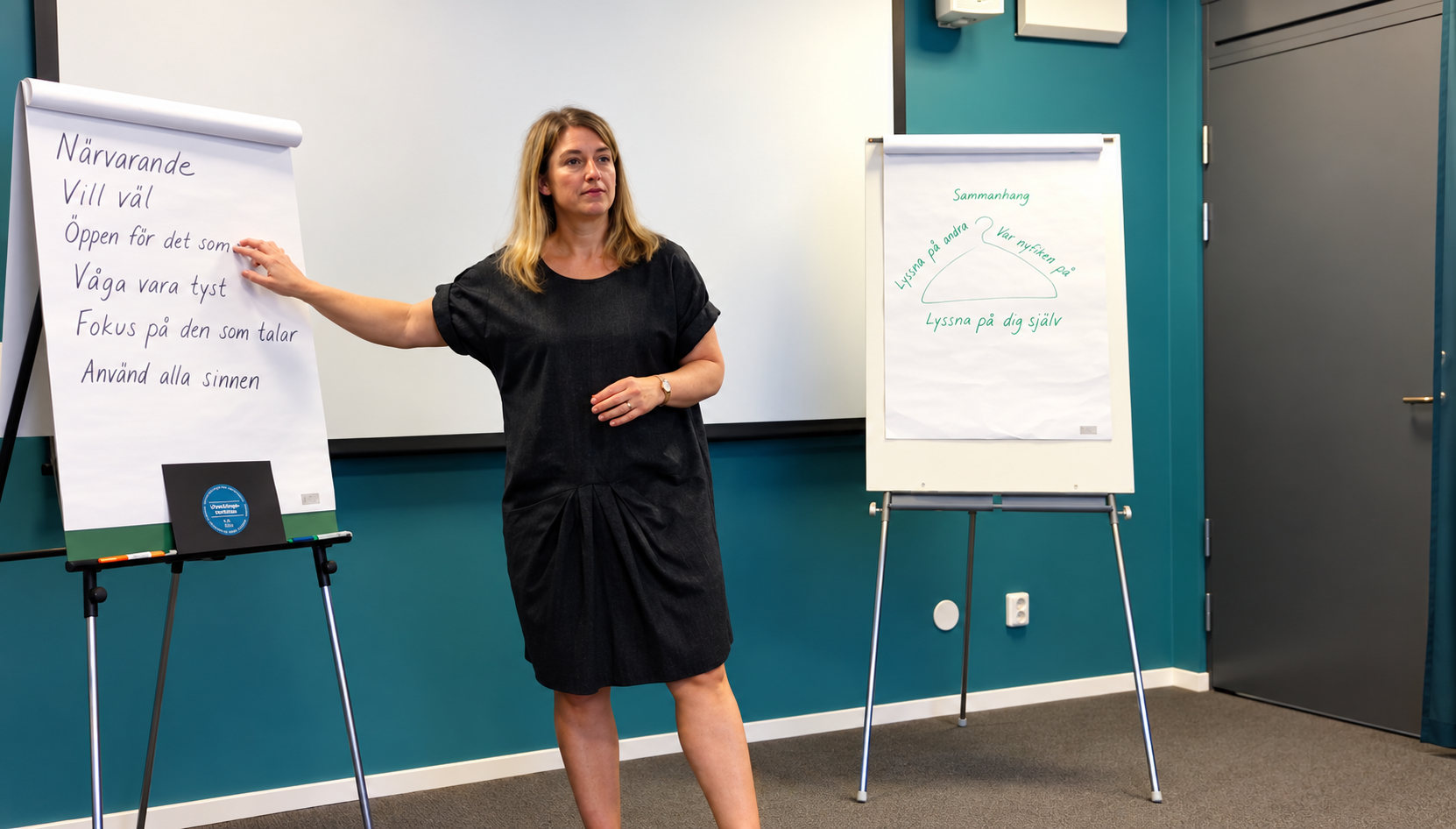 Annika Telléus leder en kurs vid ett blädderblock med lyssnandets kvaliteter