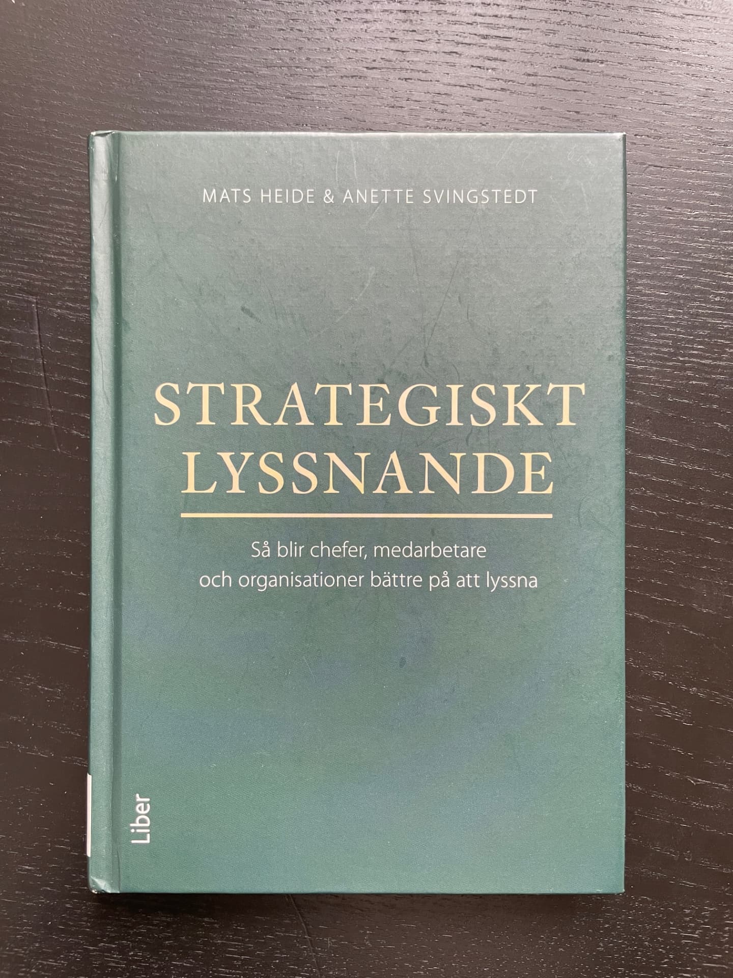 Fotografi av boken Strategiskt lyssnande av Mats Heide och Anette Svingstedt